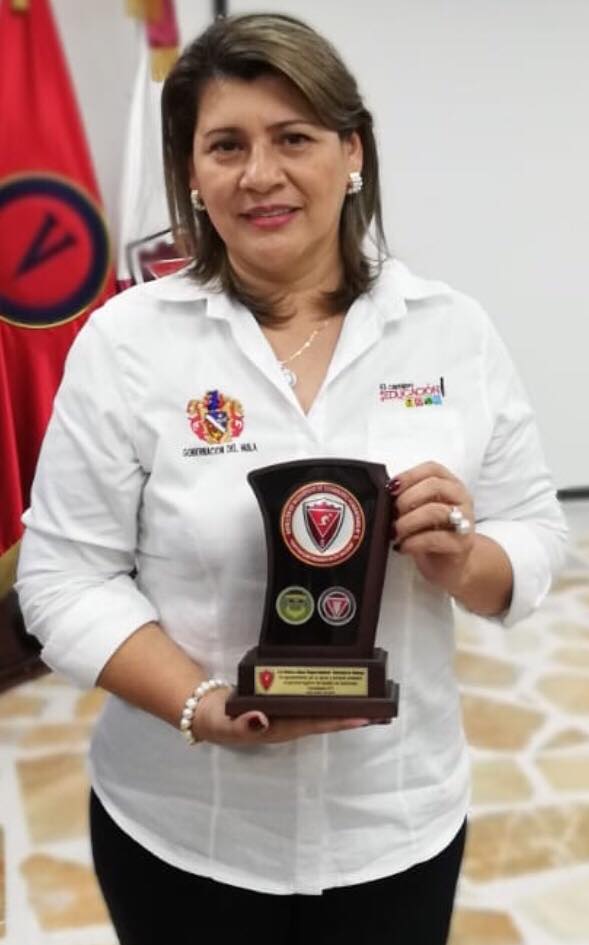 Condecoración a la secretaria de Gobierno Departamental, Liliana Vázquez Sandoval.
